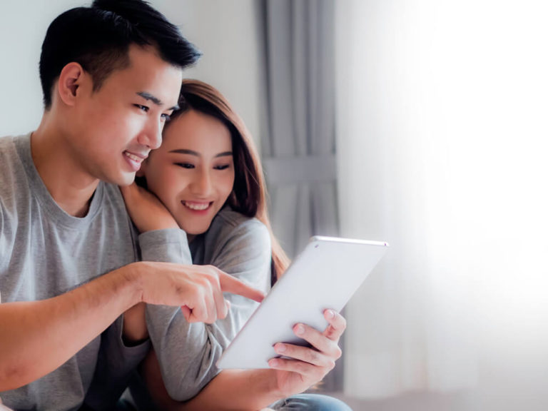 Couple Buying Condo in Singapore online with Ohmyhome
